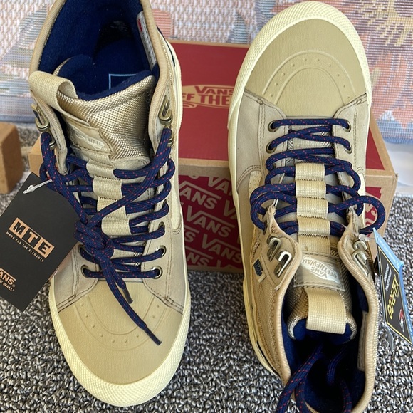 Vans WMNS Sk8-Hi Gore-Tech
Taos Taupe
VN0A5111YUU
Boots - Picture 13 of 16